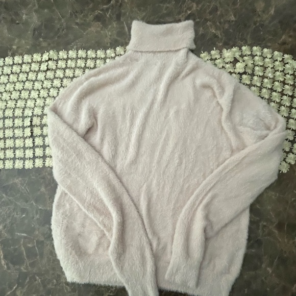 Warm and fuzzy sweater - Picture 3 of 4